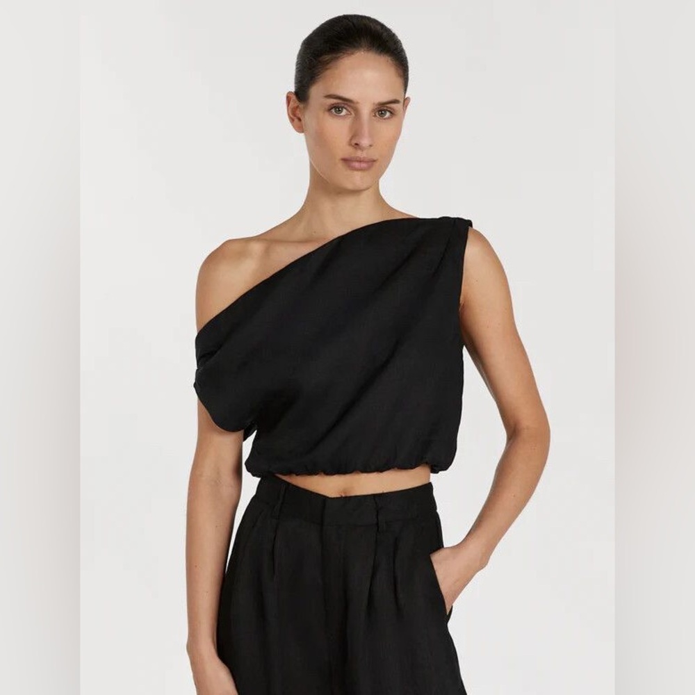 DISSH Black One-Shoulder Cropped Top